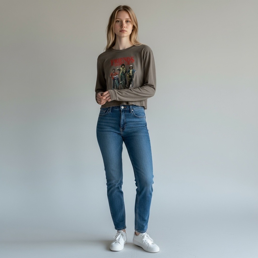 Stranger Things Cropped Long Sleeve‎ Tee Womens Size M Gray Fandom Pop Culture